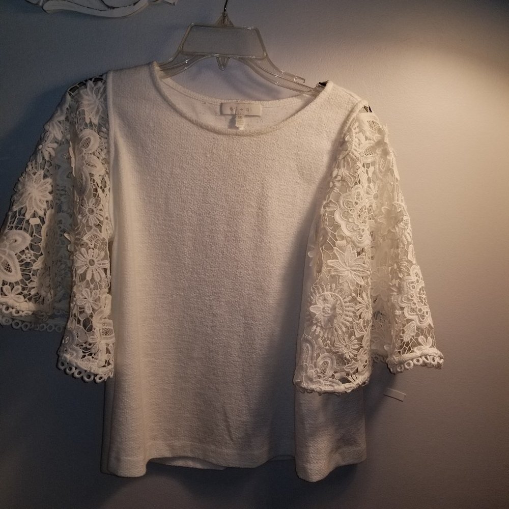 White/Woman"s/Top/White/Flare Lace Sleeves